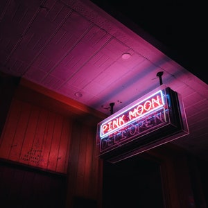 EN FRÅGA (inga orakel, tankar eller känslor, används, inte heller tidsförutsägelser)