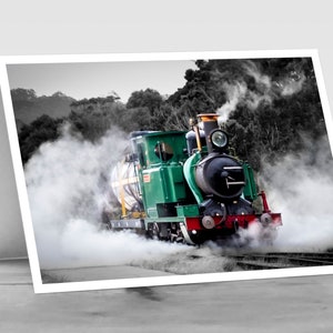 TASMANIAN WILDERNESS RAILWAY groet voor treinliefhebbers! Hoogwaardige A6 blanco fotokaart, perfect voor locomotiefliefhebbers.