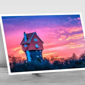 La CASA en las NUBES. Tarjeta de felicitación con foto A6 en blanco del hito arquitectónico icónico e inusual de Thorpeness, Suffolk. Nuevo hogar.