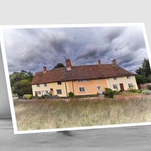 Encantadoras CASAS DE IGLESIA: Celebre el encanto de un pueblo de Suffolk con esta tarjeta fotográfica en blanco A6 de primera calidad. Vibraciones vintage.
