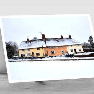 Grillige kerkhuisjes in de winter - Leg de magie van een besneeuwd dorp vast met deze hoogwaardige, personaliseerbare, blanco A6-wenskaart.