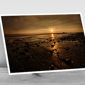 Moody Welsh Shore: biglietto d'auguri A6 PEBBLY SHORE / biglietto fotografico di alta qualità prodotto nel Regno Unito per ogni occasione.