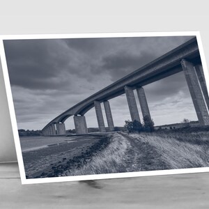 L'emblématique ORWELL BRIDGE - Carte de voeux photo monochrome A6 d'un magnifique monument du Suffolk - Idéal pour les amateurs d'architecture.
