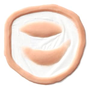 Puede incluir: Primer plano de un molde de silicona de color carne con dos impresiones ovaladas en relieve. El molde est&aacute; dise&ntilde;ado para crear heridas o cicatrices de aspecto realista.
