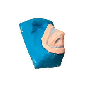 Puede incluir: Un molde de pl&aacute;stico azul con una impresi&oacute;n de silicona rosa de una nariz humana.