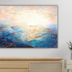 Può includere: Dipinto astratto di una catena montuosa con una luce dorata brillante che splende attraverso le cime. Il cielo è rosa e arancione tenue, e le montagne sono un mix di blu, verde e viola.