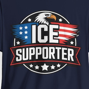 以下が含まれることがあります： ネイビーブルーのTシャツ。鷲、アメリカ国旗の要素、そして「ICE SUPPORTER」の文字を組み合わせたグラフィックデザイン。赤、白、青の色を使用し、星とストライプが描かれています。