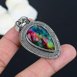 Ciondolo in ammolite a forma di pera fatto a mano: pietra preziosa di design in argento sterling 925