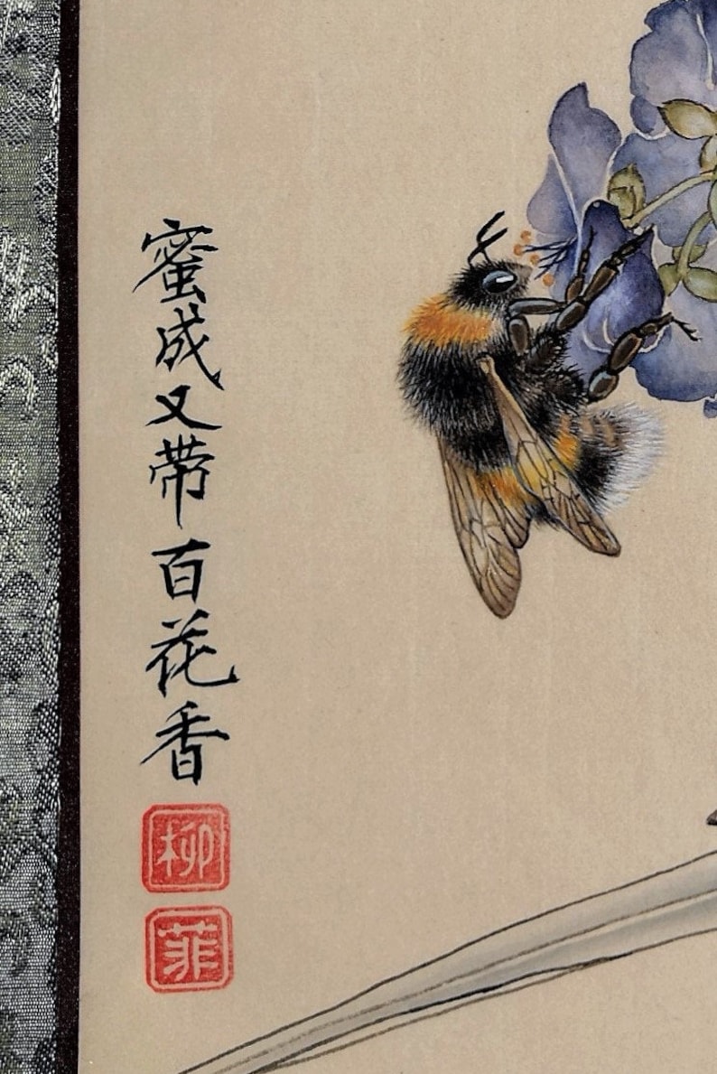 K&ouml;nnte beinhalten: Ein Aquarellbild einer Hummel auf einer violetten Blume. Das Bild ist mit schwarzer Tinte mit dem Text "蜜蜂 采 百花 香" und zwei roten Stempeln signiert.