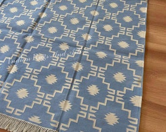 Tapis tissé à plat en coton tissé à la main | Carpette bleu géométrique à franges | de sol style bohème kilim | Articles de décoration pour le salon et la chambre à coucher