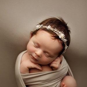 Linda y delicada diadema de bebé gris cálido con pequeñas flores naturales y vegetación, corona de bebé, amarre de estrella, accesorio de sesión de fotos, halo de recién nacido imagen 7