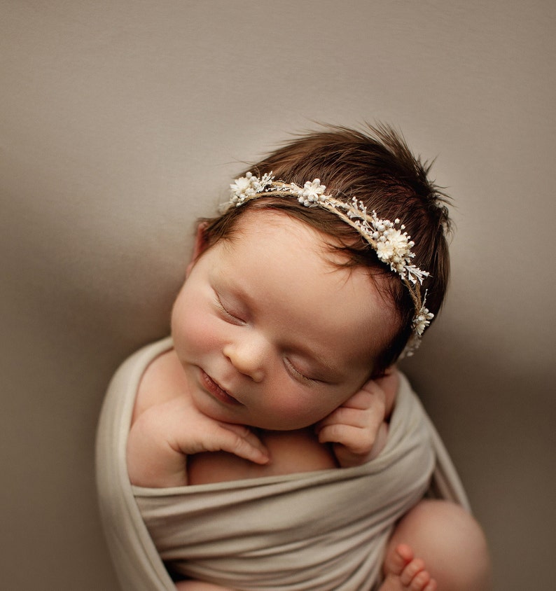 Joli bandeau bébé gris chaud et délicat avec petites fleurs naturelles et verdure, couronne de bébé, embrasse étoile, accessoire de séance photo, halo pour nouveau-né image 7