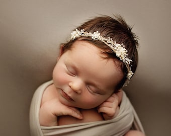 Joli bandeau bébé gris chaud et délicat avec petites fleurs naturelles et verdure, couronne de bébé, embrasse étoile, accessoire de séance photo, halo pour nouveau-né