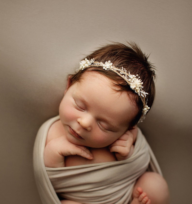 Joli bandeau bébé gris chaud et délicat avec petites fleurs naturelles et verdure, couronne de bébé, embrasse étoile, accessoire de séance photo, halo pour nouveau-né image 1