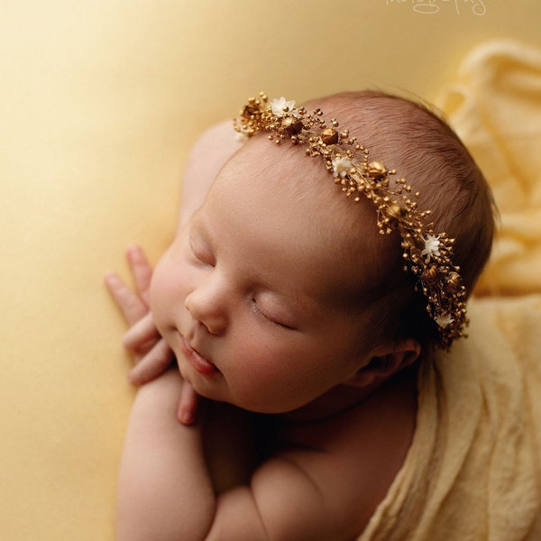 Corona d'oro per le vacanze di grande classe con vero respiro d'oro del bambino e piccoli fiori bianchi, corona di Natale, fascia per neonati, supporto per servizio fotografico