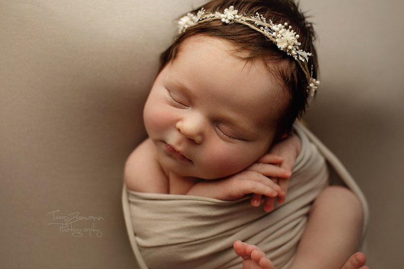 Joli bandeau bébé gris chaud et délicat avec petites fleurs naturelles et verdure, couronne de bébé, embrasse étoile, accessoire de séance photo, halo pour nouveau-né image 5