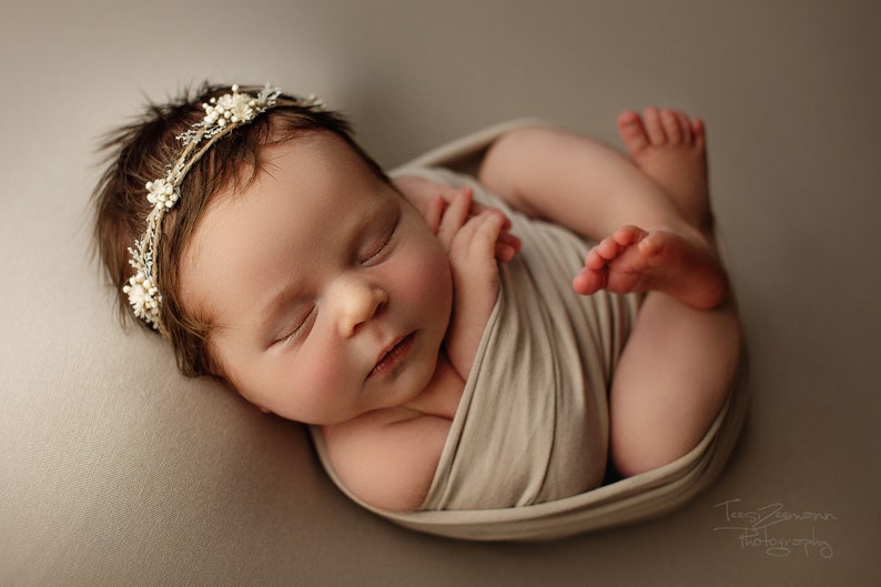 Linda y delicada diadema de bebé gris cálido con pequeñas flores naturales y vegetación, corona de bebé, amarre de estrella, accesorio de sesión de fotos, halo de recién nacido imagen 6