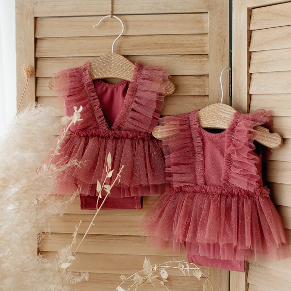 Body in pizzo da bambina rosa malva assolutamente romantico, pagliaccetto neonato, vestito neonato, moda bambino, oggetti di scena per foto per bambini, vestito neonato