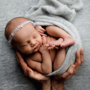 Wunderschönes weißes Stirnband mit kleinen silbernen Sternen und Perlen, Baby Kranz, Neugeborenen Halo