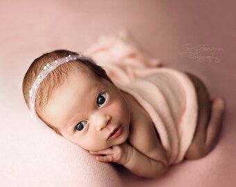 Hermosa y muy tierna diadema rosa rosa bebé con perlas para una niña, corona de bebé, diadema infantil, apoyo de la sesión de fotos, halo de bebé, corbata de bebé