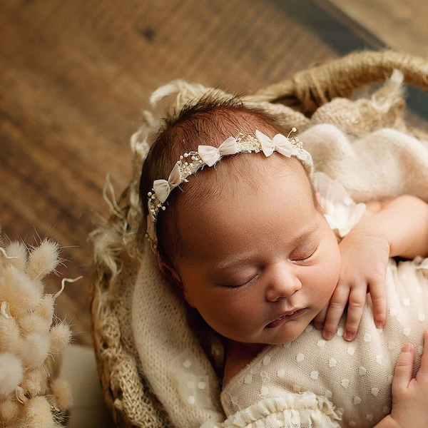 Fabulous light tan taupe beige headband with lovely tiny bows and natural preserved baby wreath, photoshoot prop, baby halo,backtie headband