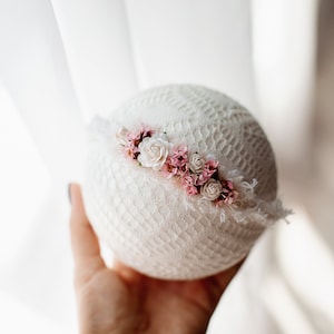 Preciosa diadema blanca y rosa, halo de flores para bebé, corona de flores para niña, fotografía de recién nacido, utilería, sesión de fotos, accesorio para atar