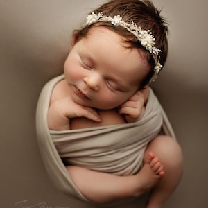 Joli bandeau bébé gris chaud et délicat avec petites fleurs naturelles et verdure, couronne de bébé, embrasse étoile, accessoire de séance photo, halo pour nouveau-né image 10