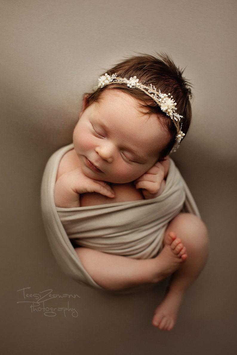Linda y delicada diadema de bebé gris cálido con pequeñas flores naturales y vegetación, corona de bebé, amarre de estrella, accesorio de sesión de fotos, halo de recién nacido imagen 10