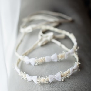 Fabulosa diadema de lino natural con preciosos pequeños lazos blancos y flores preservadas y corona de bebé, accesorio de sesión de fotos, halo de bebé, diadema de espalda