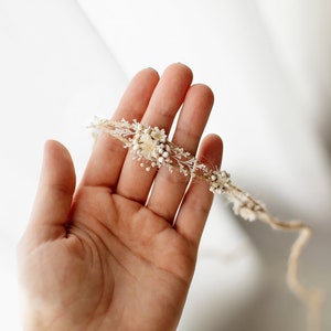 Joli bandeau bébé gris chaud et délicat avec petites fleurs naturelles et verdure, couronne de bébé, embrasse étoile, accessoire de séance photo, halo pour nouveau-né image 9