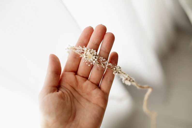 Linda y delicada diadema de bebé gris cálido con pequeñas flores naturales y vegetación, corona de bebé, amarre de estrella, accesorio de sesión de fotos, halo de recién nacido imagen 9