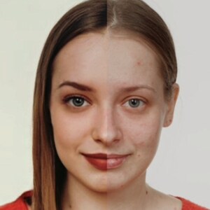 Op de afbeelding: Een close-up van het gezicht van een vrouw, gesplitst in twee&euml;n, waarbij de ene kant make-up heeft en de andere kant geen make-up. De vrouw heeft bruin haar en glimlacht.