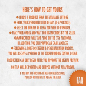 Op de afbeelding: Oranje tekst op een witte achtergrond met instructies over hoe je een gepersonaliseerd product kunt bestellen. De tekst luidt "HERE'S HOW TO GET YOURS:" gevolgd door een lijst met stappen. De laatste regel tekst luidt "IF YOU HAVE ANY QUESTIONS OR NEED FURTHER ASSISTANCE, PLEASE DO NOT HESITATE TO MESSAGE THE SELLER." Een grote oranje ster met het woord "FAQ" in witte tekst bevindt zich in de rechterbenedenhoek.