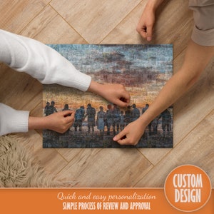 Peut inclure: Deux personnes assemblent un grand puzzle avec une photo d'un groupe de personnes debout devant un coucher de soleil. Le puzzle est sur un sol en bois. Le texte "CUSTOM DESIGN" est dans un cercle dans le coin inf&eacute;rieur droit de l'image. Le texte "Personnalisation rapide et facile PROCESSUS SIMPLE DE REVISION ET D'APPROBATION" est dans le centre inf&eacute;rieur de l'image.