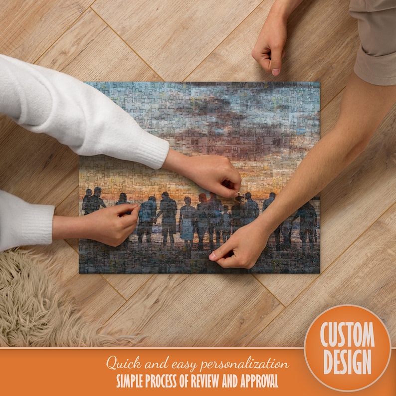 Peut inclure: Deux personnes assemblent un grand puzzle avec une photo d'un groupe de personnes debout devant un coucher de soleil. Le puzzle est sur un sol en bois. Le texte "CUSTOM DESIGN" est dans un cercle dans le coin inf&eacute;rieur droit de l'image. Le texte "Personnalisation rapide et facile PROCESSUS SIMPLE DE REVISION ET D'APPROBATION" est dans le centre inf&eacute;rieur de l'image.