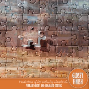 Peut inclure: Un gros plan d'un puzzle avec une pi&egrave;ce manquante. Le puzzle est compos&eacute; de nombreuses petites images, et la pi&egrave;ce manquante est au centre de l'image. Le texte "Glossy Finish" et "Production of top industry standards" est visible en bas de l'image.