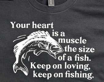 Koszulka z napisem „Twoje serce to mięsień wielkości ryby”