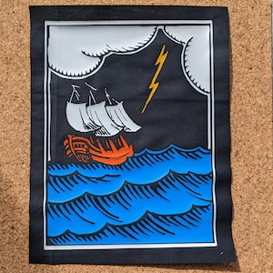 Puede incluir: Una ilustración en blanco y negro de un barco navegando en un mar azul con un rayo en el cielo. El barco tiene tres velas blancas y un casco rojo.
