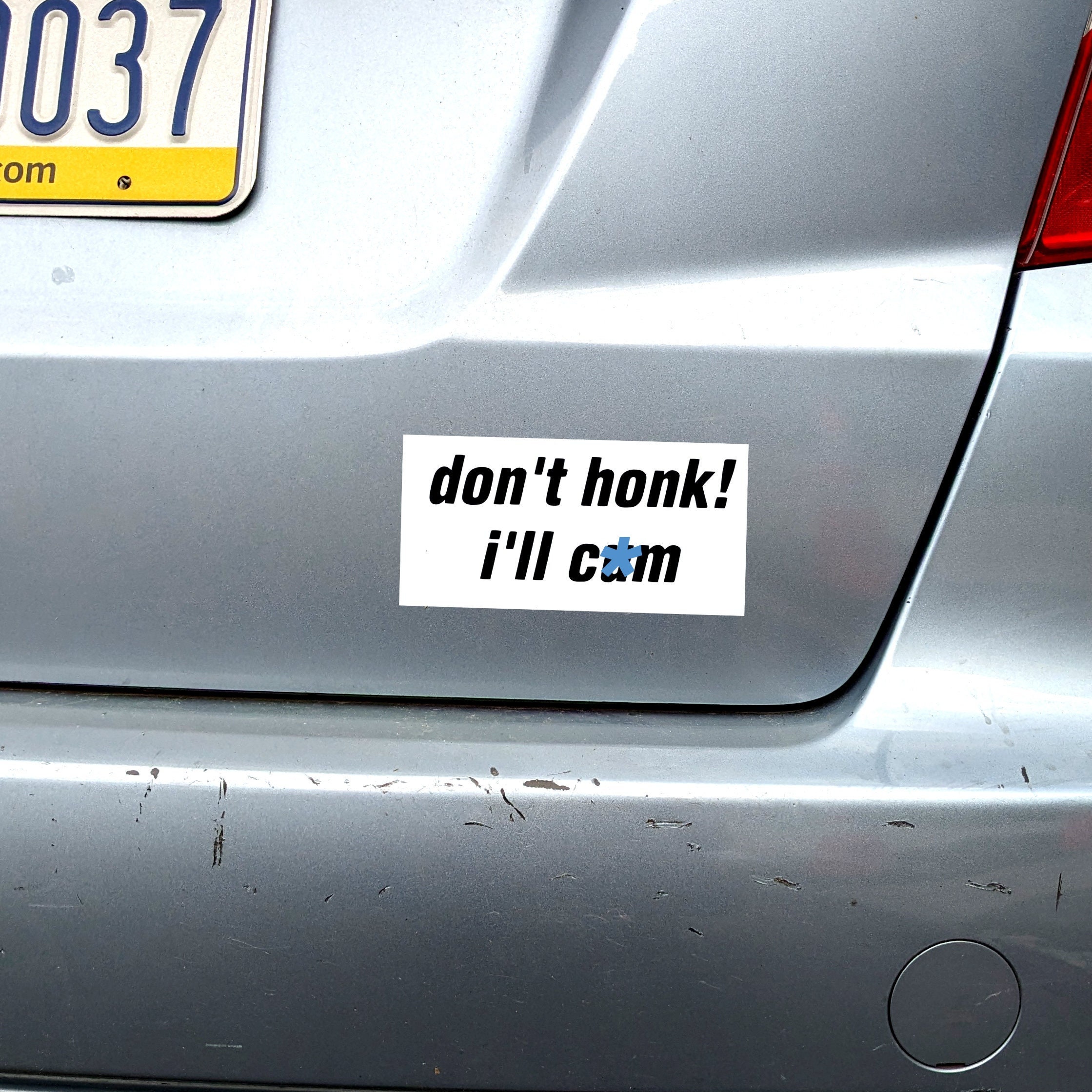 車のバンパーステッカー：「クラクションを鳴らさないで！ 射精するよ