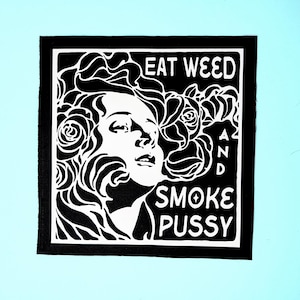 Parche para coser en la espalda con la frase "Come marihuana y fuma coño" de lesbiana