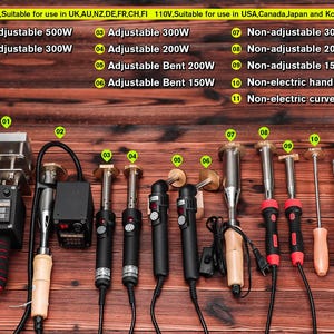 Puede incluir: Once tipos diferentes de hierros de marcar eléctricos con diferentes vatios y características ajustables. Los hierros están dispuestos sobre una superficie de madera. Los hierros se utilizan para marcar cuero, madera y otros materiales.
