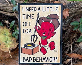 Pode incluir: Uma placa retangular de madeira com uma borda preta apresenta um diabo de desenho animado usando um chapéu de cowboy e segurando um forcado. A placa diz "I NEED A LITTLE TIME OFF FOR BAD BEHAVIOR!" em texto preto.