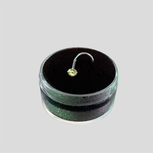 Aro nasal en forma de sacacorchos de vidrio de uranio - Titanio ASTM F136 - Perforaciones reactivas a los rayos UV