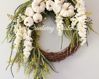 Couronne. Couronne de citrouilles blanches. Couronnes de citrouilles. Couronnes. Couronne d'automne.