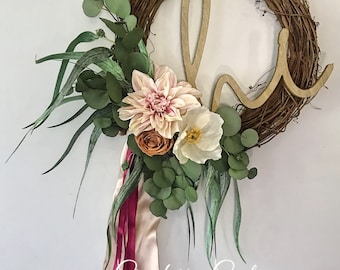 Hi wreath. Stylish Hi wreath. Wooden hi sign wreath. Wreaths for all year. Luxury wreaths. High quality floral. Door decor. Designer wreath.