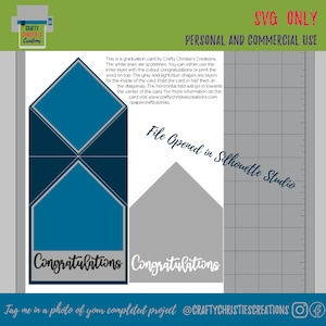 Op de afbeelding: Een digitale download voor een afstudeerkaart met een geometrisch ontwerp in blauw en grijs. De kaart is ontworpen om in de helft te worden gevouwen en vervolgens op de diagonalen. De tekst "Gefeliciteerd" staat op de kaart gedrukt. De tekst "Bestand geopend in Silhouette Studio" is ook inbegrepen.