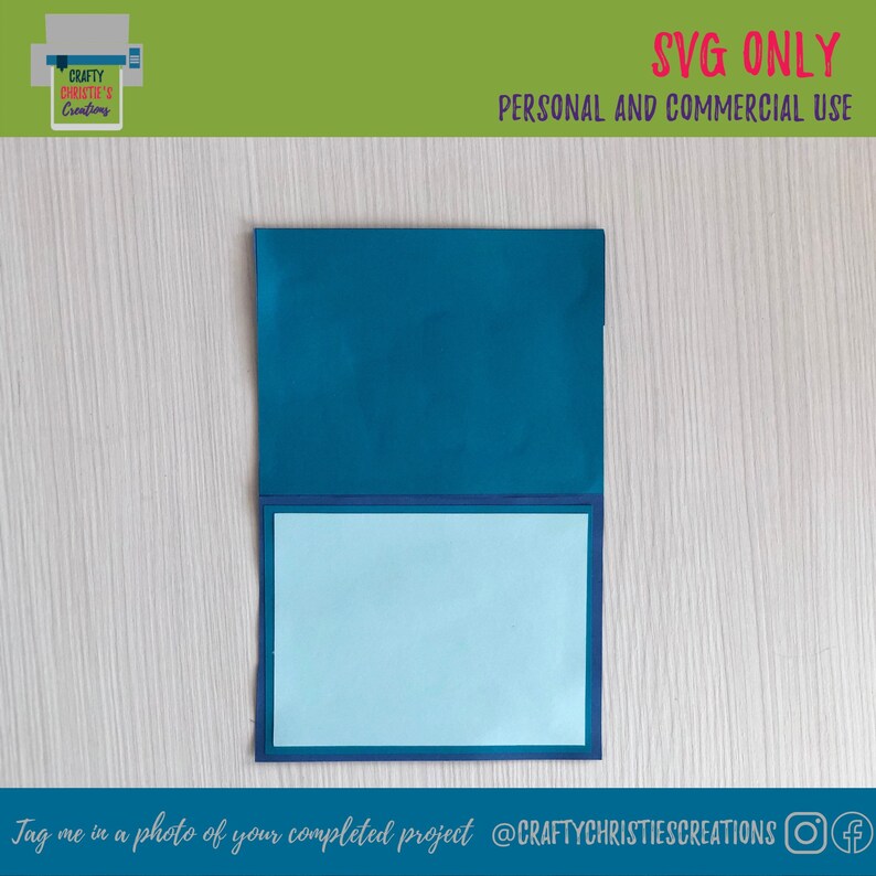 Op de afbeelding: Een teal kaart met een lichtblauw binnenpaneel. De kaart is gesloten en ligt op een houten oppervlak. De tekst "SVG ONLY" en "PERSONAL AND COMMERCIAL USE" is in rood gedrukt bovenaan de afbeelding. De tekst "Tag me in a photo of your completed project @CRAFTYCHRISTIESCREATIONS" is onderaan de afbeelding gedrukt.