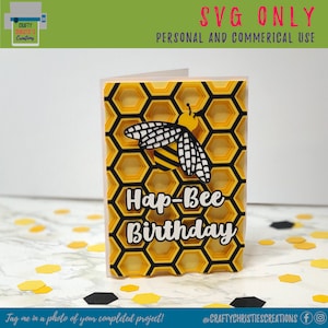 Op de afbeelding: Een gele en zwarte bij met een honingraat achtergrond en de tekst "Hap-Bee Birthday".