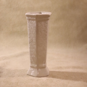 Jarrón vintage de concha de abulón: elegante centro de mesa blanco (19 cm)