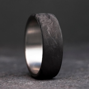 Herren Titan Karbonfaser Ehering, Stilvolles Jubiläumsgeschenk oder Statement Ring für Ihn, Einzigartige Karbonfaser, kostenlose Gravur